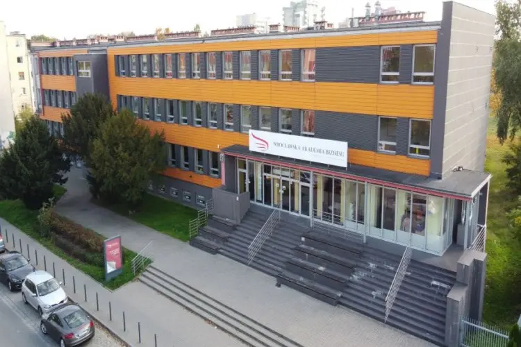  Wrocławska Akademia Biznesu - Filia Akademii Techniczno-Artystycznej  (Uczelnia niepubliczna)
